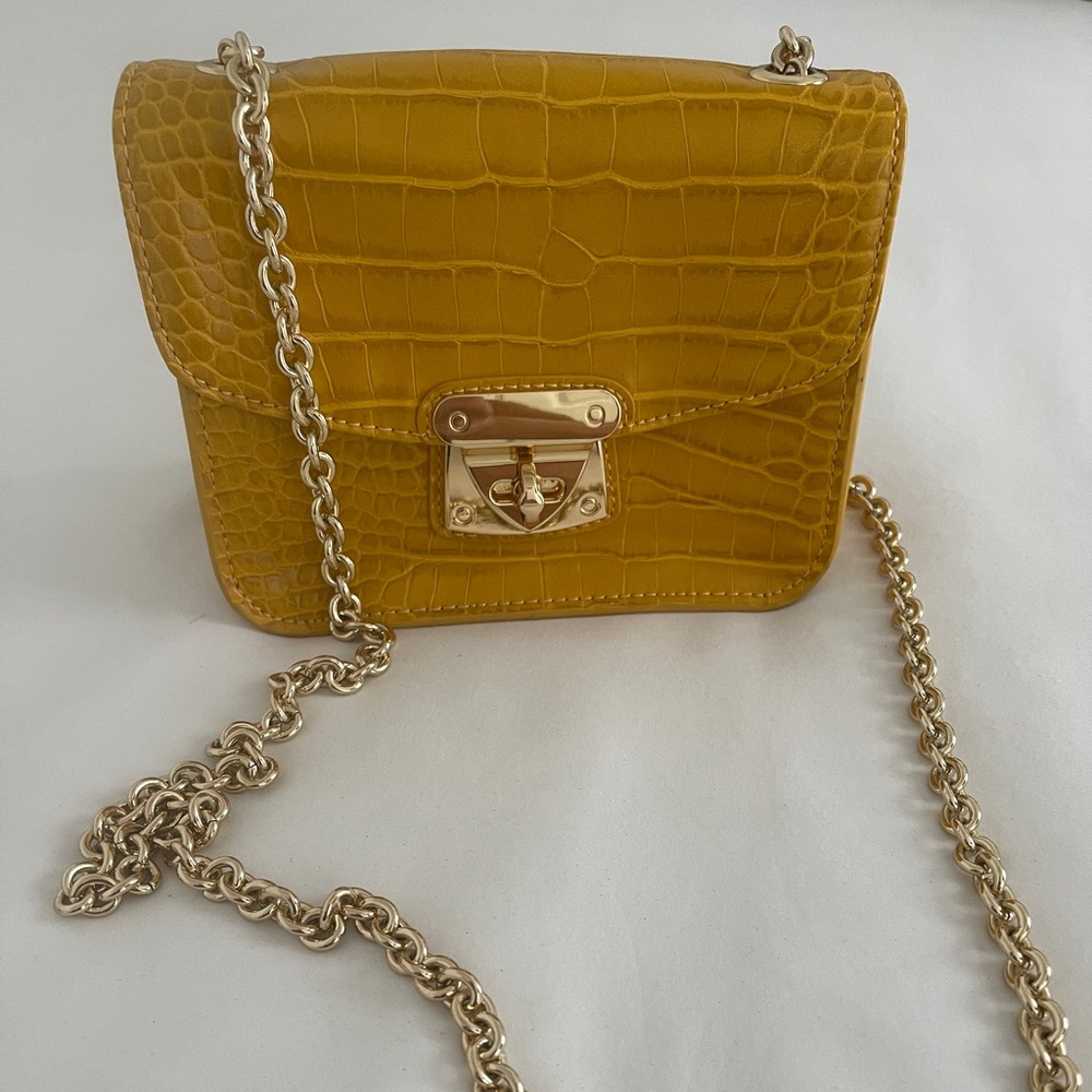 🔅  👜 Small wallet, mustard color, gold strap, New.